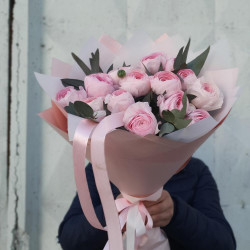 Букет из 15 розовых ранункулюсов