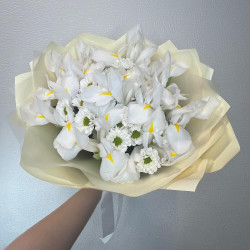Букет из белых ирисов и белой хризантемы