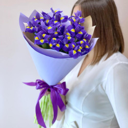 Букет из 19 фиолетовых ирисов