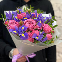 Букет из розовых пионовидных роз и синих ирисов
