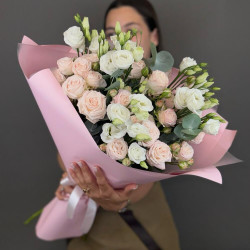 Букет из розовых кустовых роз и белых эустом
