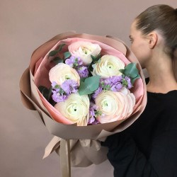 Букет: розовые ранункулюсы, сиреневая матиола