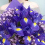 Букет с ирисами и гипсофилами — вид 4